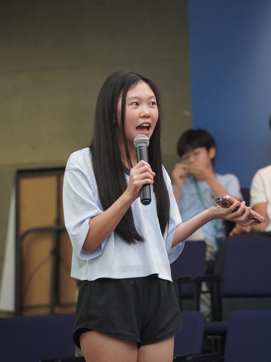 一名学生在路演日介绍她的产品