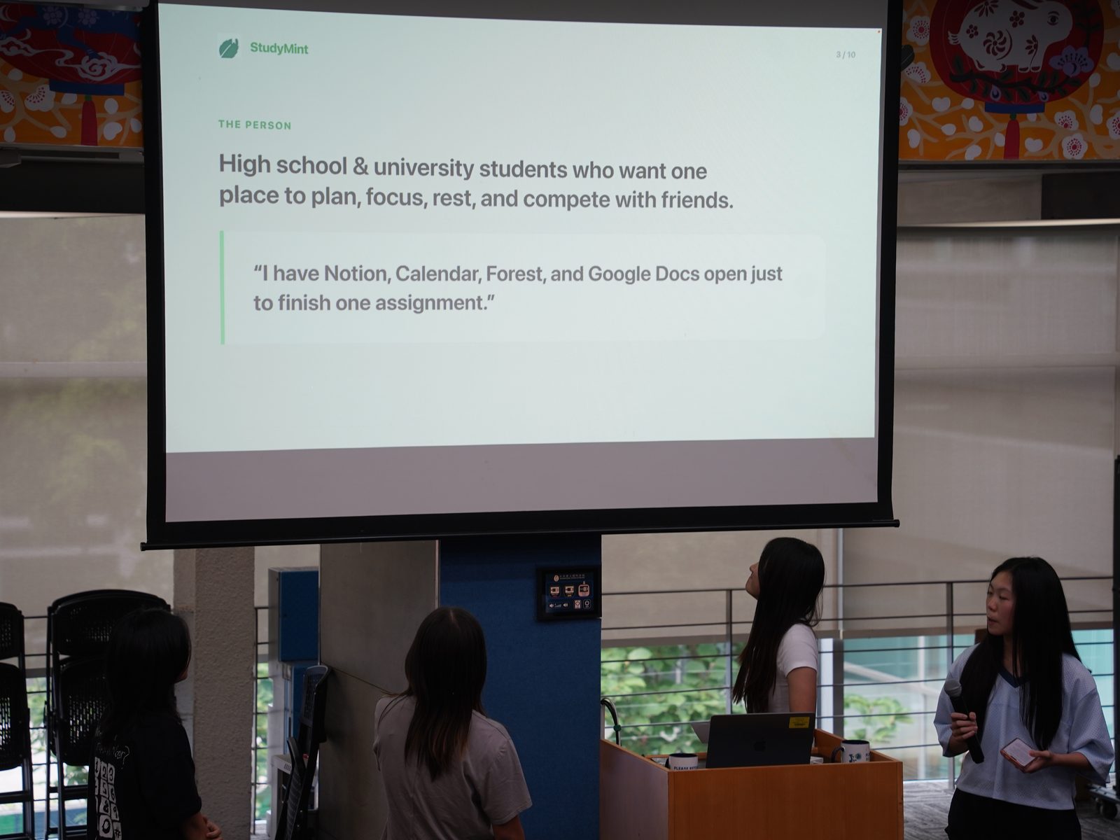 一支团队向评委讲解他们的产品