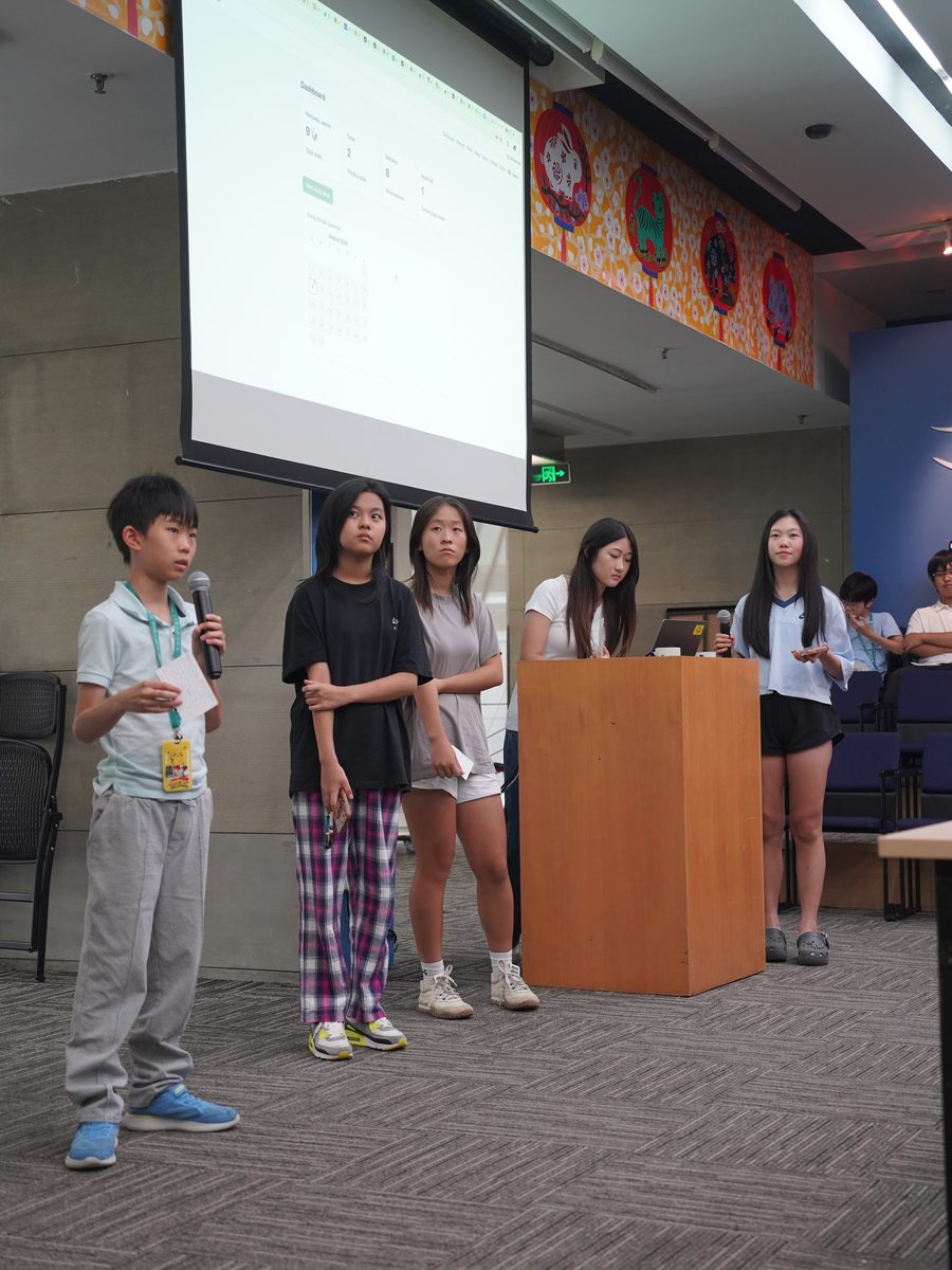 学生团队在台上进行最终路演